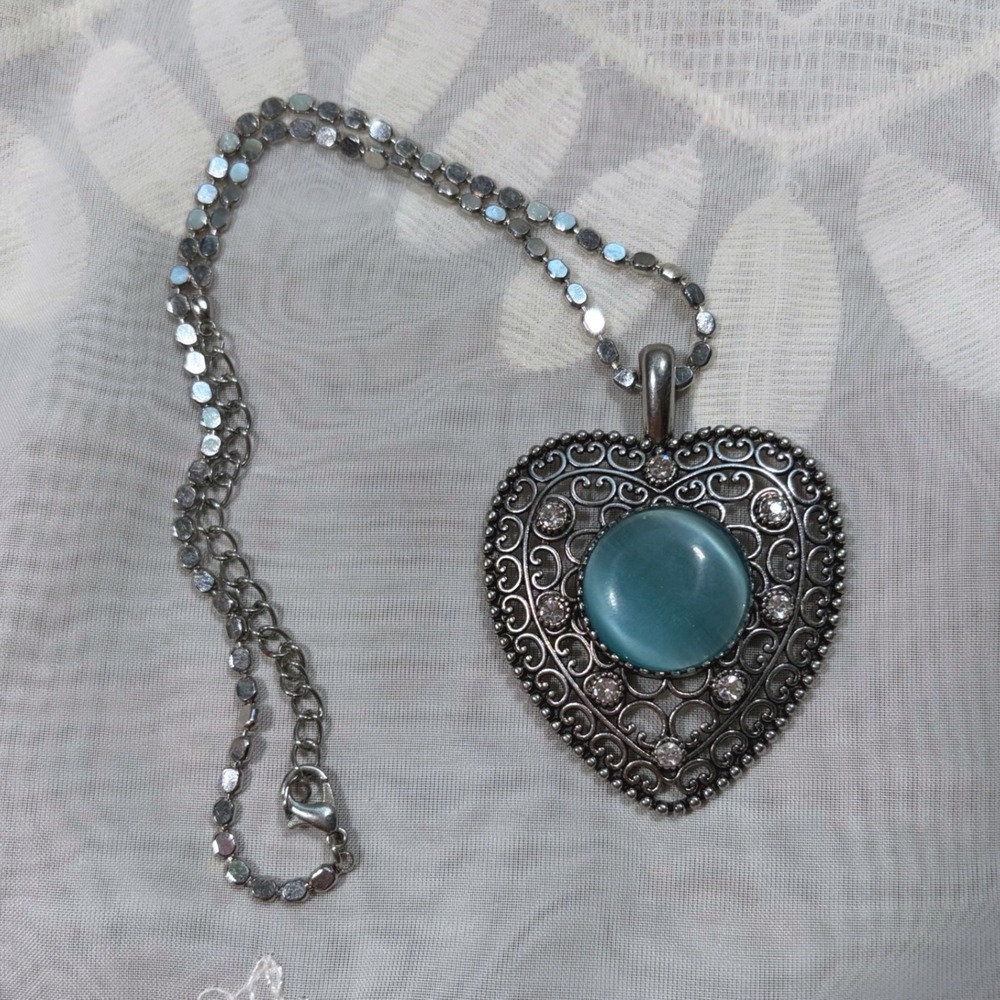 Vintage Style Silver Tone Filigree Heart Pendant Necklace Teal Cats Eye Stone